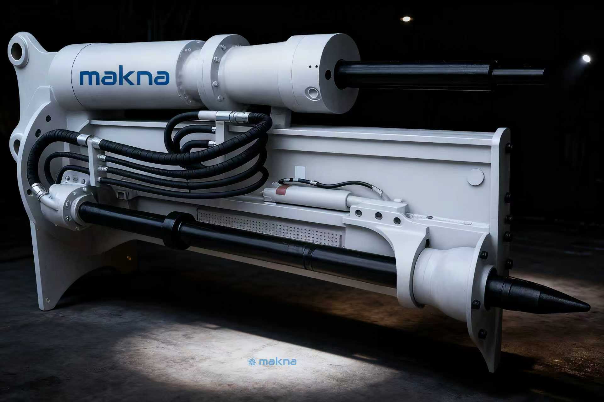 MAKNA hydraulic rock splitter in action, slide 9